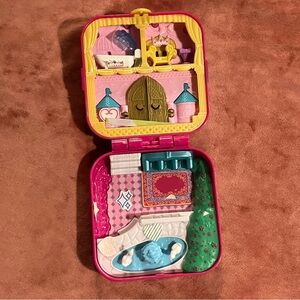 Polly Pocket World Hidden Hideouts Lil' Princess Pad Compact Toy